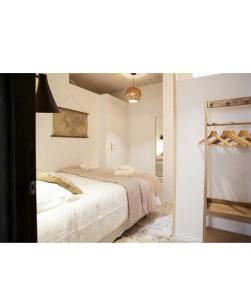 アルルにあるAppartement centre ville d'Arlesの白いベッドルーム(ベッド2台、クローゼット付)
