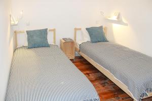 ポルトにあるBonjardim Flats - T1のベッド2台が隣同士に設置された部屋です。
