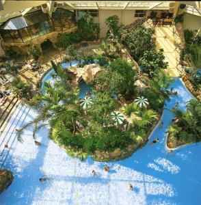 an aerial view of a water park with palm trees at Hotel Bockelmann in Bispingen