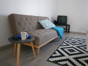 uma sala de estar com um sofá e uma mesa de centro em Jardim à vista em Aveiro