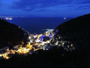 - une vue sur la ville la nuit avec des lumières dans l'établissement B&B Lemons Coast, à Cetara