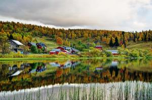 a small village on the shore of a lake at Sæterstad Gård in Varntresk