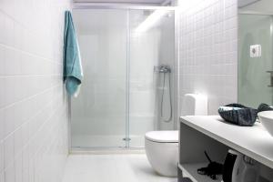 Un baño con ducha, inodoro y lavabo. en Bonjardim Flats - T2 com Varanda, en Oporto