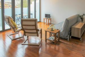 sala de estar con sofá, sillas y mesa en Bonjardim Flats - T2 com Varanda en Oporto