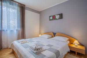 ツレスにあるApartment Vesnaのベッドとタオル2枚のある寝室