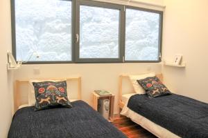 - une chambre avec 2 lits et une fenêtre dans l'établissement Bonjardim Flats - T1 + 1 com terraço, à Porto