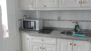 A kitchen or kitchenette at Apartamentos Oscar