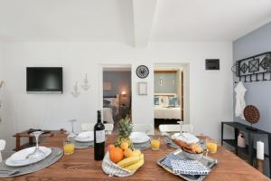 Televízia a/alebo spoločenská miestnosť v ubytovaní Apartment Nemo