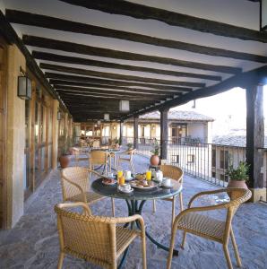 a patio with a table and chairs on a balcony at Parador de Sos del Rey Católico in Sos del Rey Católico