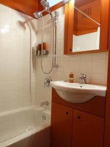 La salle de bains est pourvue d'un lavabo et d'une baignoire. dans l'établissement Gite à Coté, à Montréal