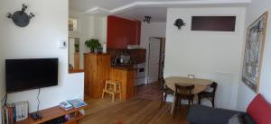 a living room with a table and a kitchen at Gite à Coté in Montréal