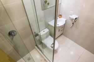 Un baño con ducha, inodoro y lavabo. en Apartamento Familiar Ideal, en Cochabamba