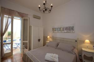 カステッルッツォにあるCatarin Comfort Roomsのベッドルーム(ベッド1台付)、バルコニーが備わります。