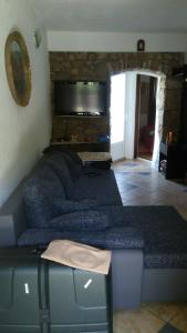 ein Schlafzimmer mit einem Bett und einem TV an der Wand in der Unterkunft Apartment Ilario in Cres