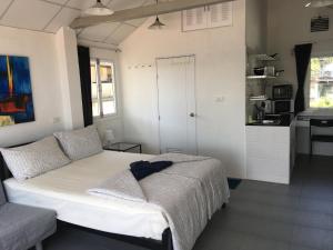 Un dormitorio con una cama y una cocina. en Beach Apartment Samui (Bann Kanchana Bangrak), en Bophut 