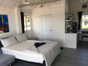 a bedroom with a bed and a kitchen at Beach Apartment Samui (Bann Kanchana Bangrak) in Bophut 