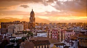 Vispārējs skats uz pilsētu Malaga vai skats uz pilsētu no naktsmītnes pie ģimenes