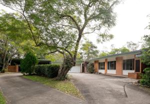 Gallery image of Spacious Hideaway Retreat, Brookfield, Brisbane in Brisbane