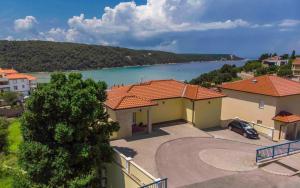 ariale Aussicht auf ein Haus mit Flussblick in der Unterkunft Sunset House in Rab