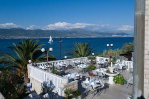 un restaurante con vistas al agua en Hotel Vila Tina, en Trogir