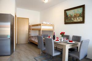 Un comedor con una mesa y una litera. en Charming San Simon Beach Apartment JN, en Izola