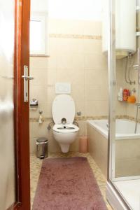 波爾托羅的住宿－Seaview Guesthouse Vilma VT，浴室配有卫生间、浴缸和水槽。