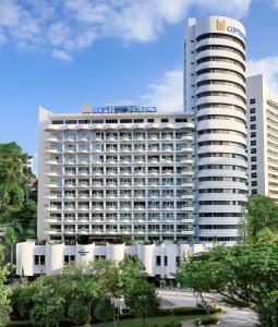 Copthorne King's Hotel Singapore on Havelock في سنغافورة: مبنى أبيض طويل عليه علامة