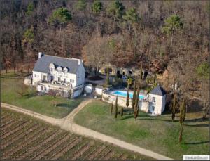 - une vue aérienne sur une grande maison avec une piscine dans l'établissement Domaine de Beauséjour, à Panzoult