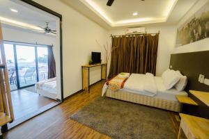 Ein Bett oder Betten in einem Zimmer der Unterkunft The Barat Tioman Beach Resort