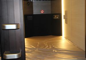 a hallway with a door with a sign on it at Fujikyu Unjokaku in Narusawa