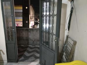 uma porta num quarto com uma cadeira amarela em Casa em Fortaleza