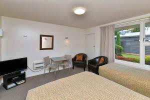TV a/nebo společenská místnost v ubytování Wayside Motel