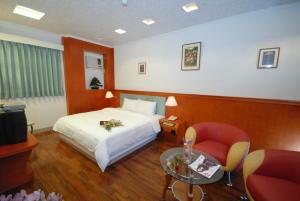 Letto o letti in una camera di Long Shan Hotel