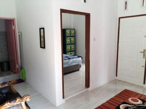 Postel nebo postele na pokoji v ubytování Penginapan Rezki Syariah