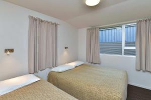 Postel nebo postele na pokoji v ubytování Wayside Motel