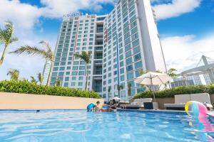 Бассейн в Novotel Manila Araneta City Hotel или поблизости