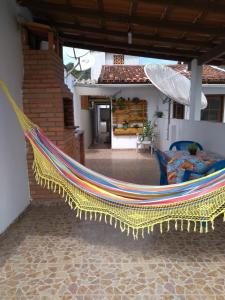 アハイアウ・ド・カボにあるCasa Aconchegante em Arraialの家の横のハンモック