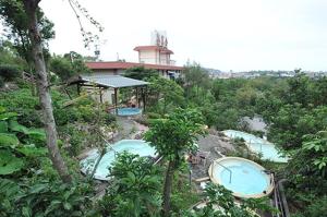 een resort met twee zwembaden in de bomen bij Wan Jin Hot Spring in Wanli