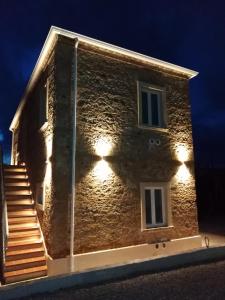 un edificio de ladrillo con luces en el lateral. en Santo's House en Vibo Valentia Marina
