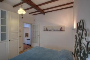 A bed or beds in a room at Appartamento in Villa a 5 KM dal mare