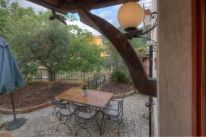 A garden outside Appartamento in Villa a 5 KM dal mare