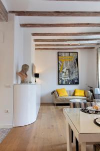 バレンシアにあるFLORIT FLATS - Serranos Apartmentのリビングルーム(ソファ、テーブル付)