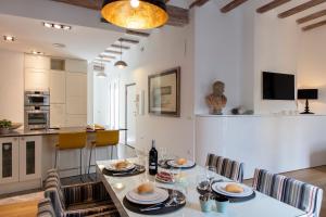 バレンシアにあるFLORIT FLATS - Serranos Apartmentのダイニングルーム、キッチン(テーブル、椅子付)