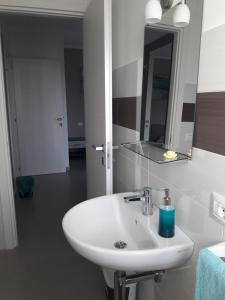 een badkamer met een witte wastafel en een spiegel bij B&B Casa Giorgia in Campobasso