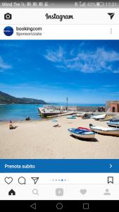 une photo d'une plage avec des bateaux sur le sable dans l'établissement casa nica sul mare house on the sea, à Cefalù