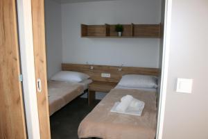 Postel nebo postele na pokoji v ubytování Mobile Homes Katinka, Starigrad Paklenica, Croatia