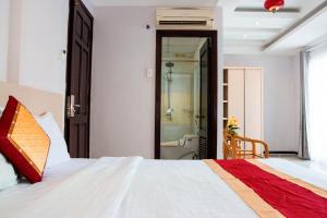 Postel nebo postele na pokoji v ubytování Le Duong Hotel