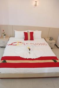 Postel nebo postele na pokoji v ubytování Le Duong Hotel