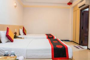 Postel nebo postele na pokoji v ubytování Le Duong Hotel
