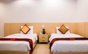 Postel nebo postele na pokoji v ubytování Le Duong Hotel